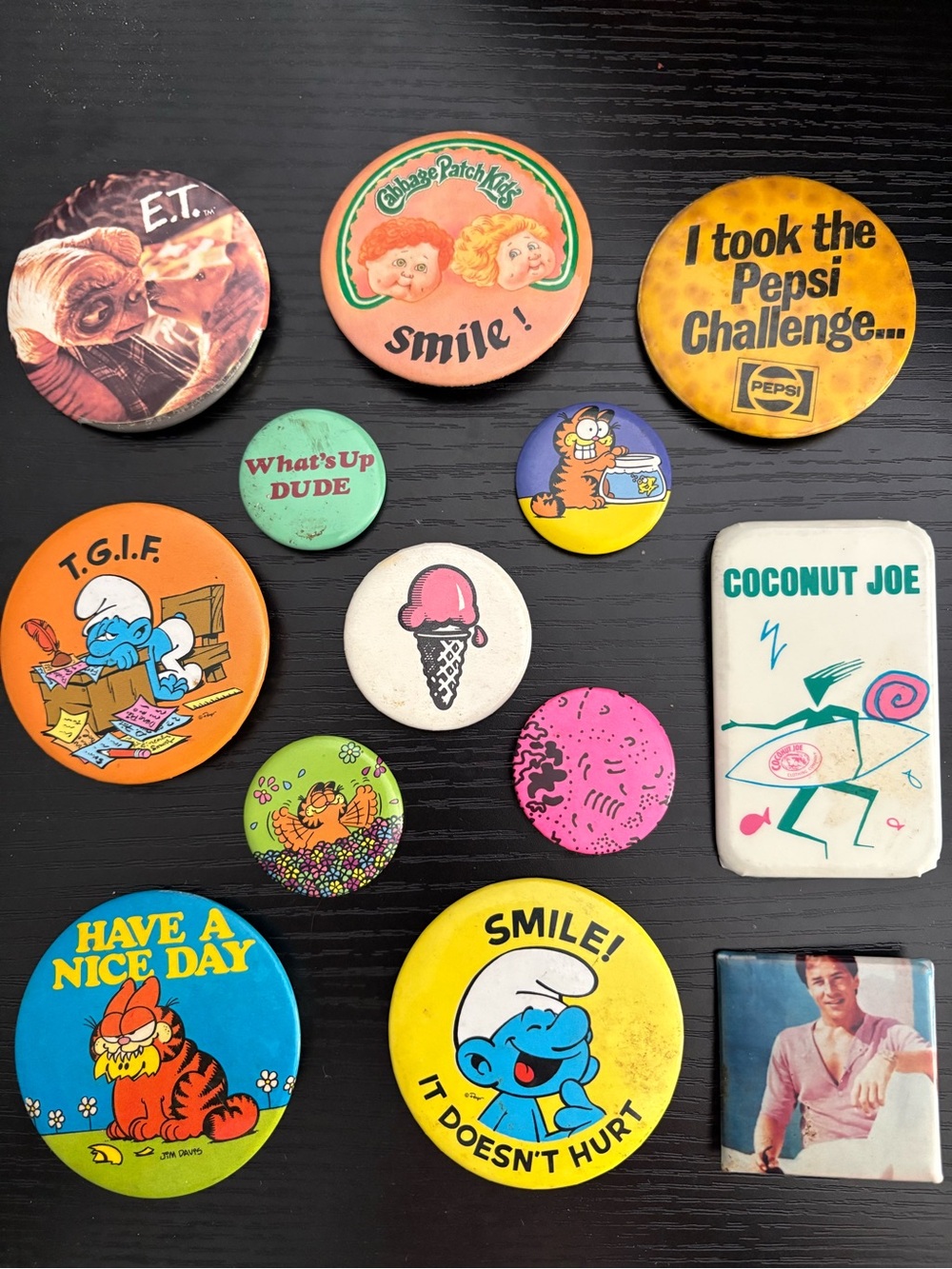 Vintage Assorted Novelty Pinback Button Lot - Colorful Cartoon Graphics - Picture 1 of 2